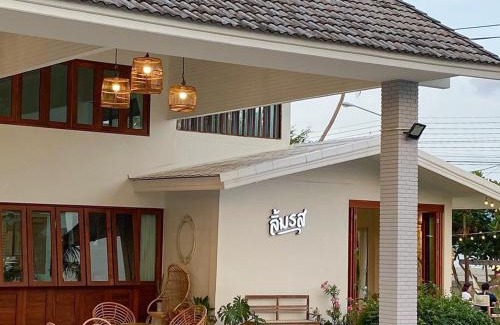 Mae Ram Phueng Hotel | Relax at Bangsaphan Resort with Oceanfront Pool Access