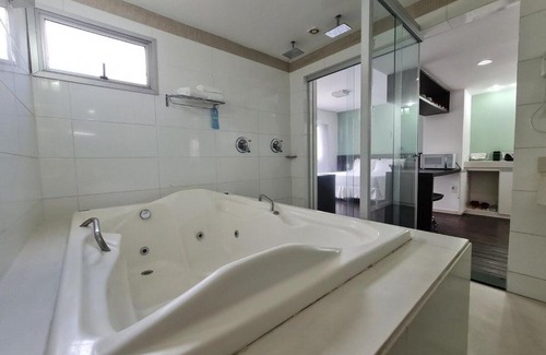 Sao Luiz Apartment | Relax in a Hot Tub by Lagoa da Pampulha - 9/10 Rated