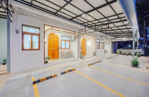 Khuekkhak Hotel | Bania 813 House