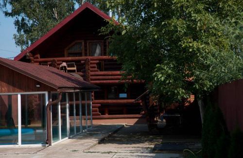 Nyzhnje Selyshche House | Explore Banik: Pet Friendly with Pool & Hot Tub Delight