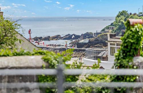 Looe House | Top-Rated Banjo Cottage: Pet & Child Friendly Retreat