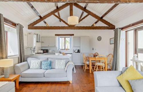 Looe House | Top-Rated Banjo Cottage: Pet & Child Friendly Retreat