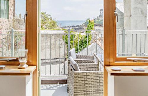 Looe House | Top-Rated Banjo Cottage: Pet & Child Friendly Retreat