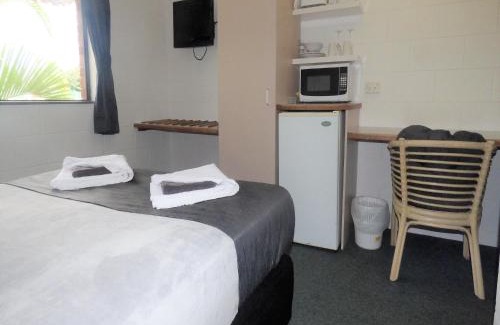 Rosslea Hotel | Relaxing Stay at Banjo Paterson Motor Inn with Ocean Views