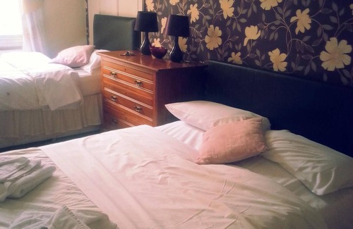 Uttoxeter Hotel | Cozy Bank House Hotel: Family-Friendly with Breakfast Included