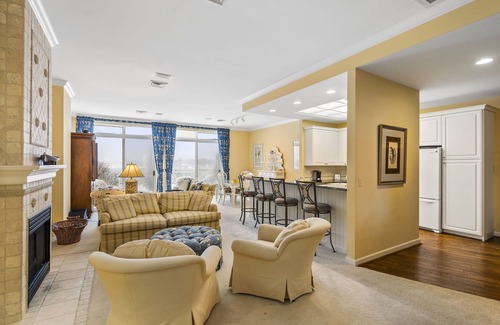 Harbor Springs Condo | Elegant Bay View Penthouse Suite with Full Amenities
