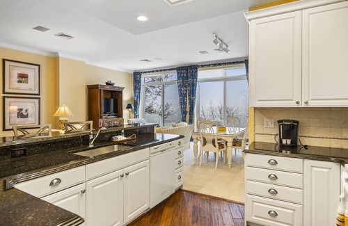 Harbor Springs Condo | Elegant Bay View Penthouse Suite with Full Amenities