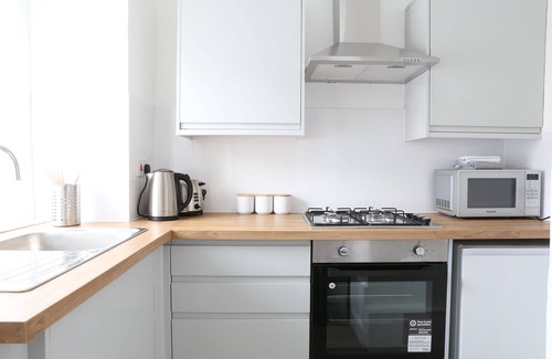 Crieff Cottage | Cozy Bank Place Apartment with Kitchen & Breakfast for Two