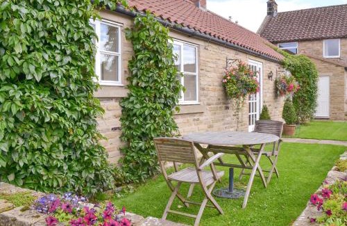Cropton House | Inviting Bank Top Cottage: Pet & Child Friendly Escape