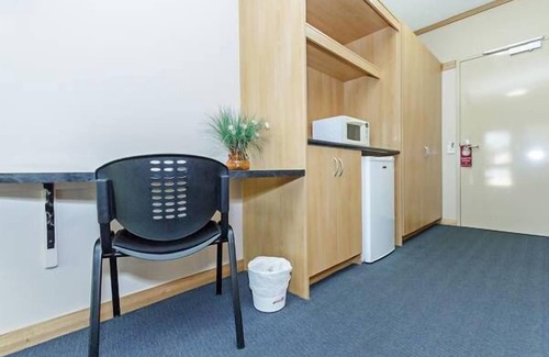 Collie Hotel | Cozy Banksia Motel Collie: Pool, Breakfast & Family-Friendly