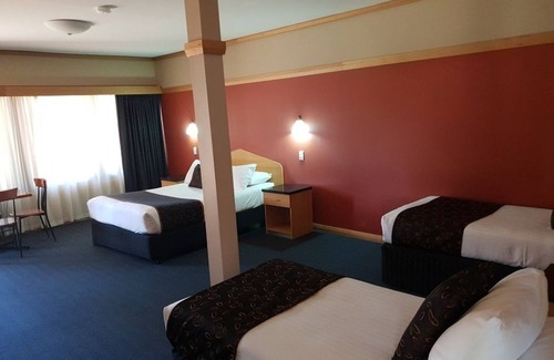 Collie Hotel | Cozy Banksia Motel Collie: Pool, Breakfast & Family-Friendly