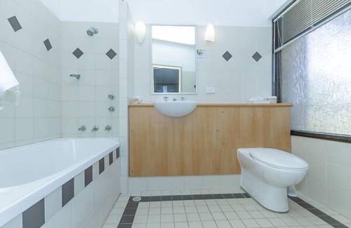 Collie Hotel | Cozy Banksia Motel Collie: Pool, Breakfast & Family-Friendly
