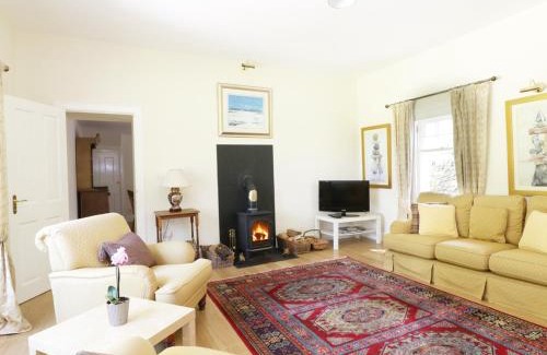 Newtyle House | Cozy Bannatyne Lodge: 4-Star Stay with Pet-Friendly Options
