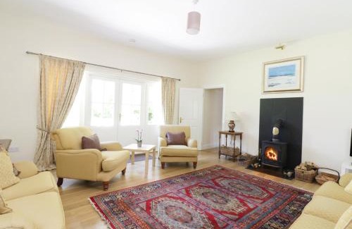 Newtyle House | Cozy Bannatyne Lodge: 4-Star Stay with Pet-Friendly Options