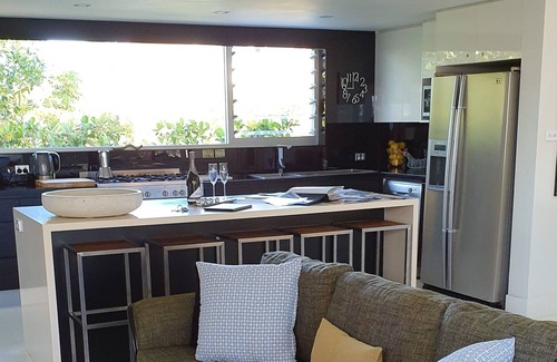 Mollymook Beach House | Experience BANNISTER COVE MOLLYMOOK - Art House Retreat