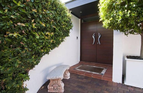 Mollymook Beach House | Experience BANNISTER COVE MOLLYMOOK - Art House Retreat