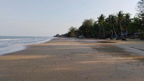 Lang Suan House | Beachfront Escape at บ้านระเบียงเลหลังสวน with Ocean Views