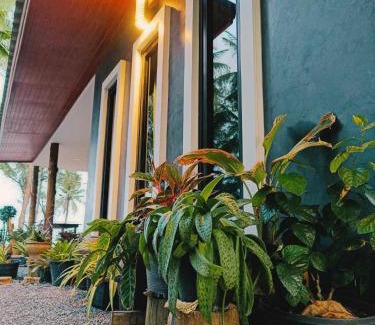 Lang Suan House | Beachfront Escape at บ้านระเบียงเลหลังสวน with Ocean Views