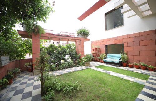 Taj Ganj House | Inviting Bansi Home Stay: Family-Friendly with Top Reviews