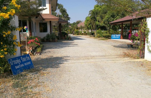 Thung Saliam Resort | Family-Friendly Bantung Resort with Kitchen Amenities