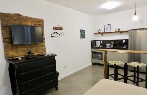 Itajai House | Discover Banzai Brava Suítes: Family-Friendly Getaway