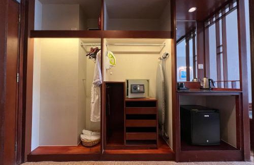 Yangpu Hotel | Experience Baolong Hotel Shanghai with Pool & Family-Friendly Amenities