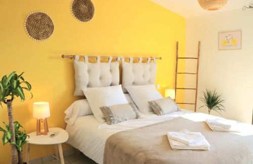 Villars Hotel | Pet-Friendly Bar des Amis with Restaurant & Breakfast Options