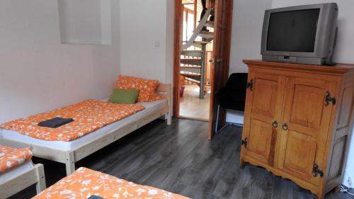 Bar House | Pet-Friendly Retreat at Barackos Vendégház Bár - 8/10 Rated