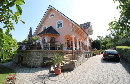 Tihany House | Discover Barackvirág Vendégház: Oceanfront Bliss Awaits