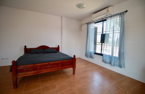 Hua Toei Hotel | Budget-Friendly Stay at BarandBed URT with Breakfast Included