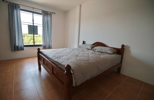 Hua Toei Hotel | Budget-Friendly Stay at BarandBed URT with Breakfast Included