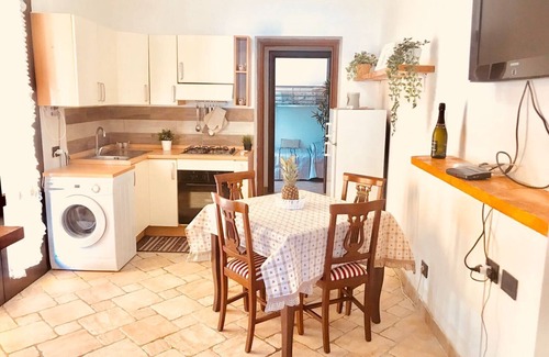 Syracuse House | Discover Barbera House with Pool and Tennis Facilities