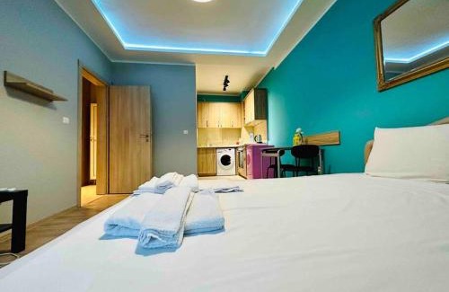 Studentski Grad Apartment | Discover Barbie Studio: Family-Friendly with Dining Options