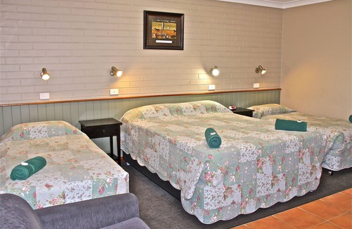 Barcaldine Hotel | Discover Barcaldine Country Motor Inn: Family-Friendly Retreat