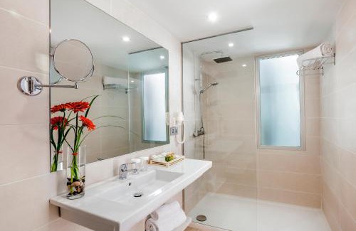 Corralejo Hotel | Relax at Barceló Corralejo Sands: Beachfront Oasis Awaits