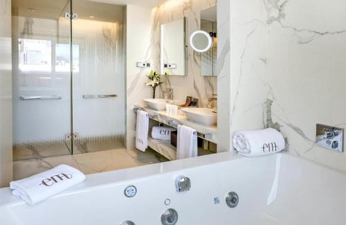 Castellana Hotel | Experience Elegance at Barceló Emperatriz - 5-Star Retreat