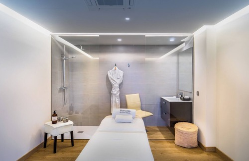 Figares Hotel | Experience Elegance at Barceló Granada Congress Hotel