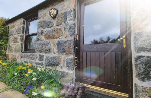 Alford House | Barclay’s But n Ben: Guest Rated 9.8 with Hot Tub Access