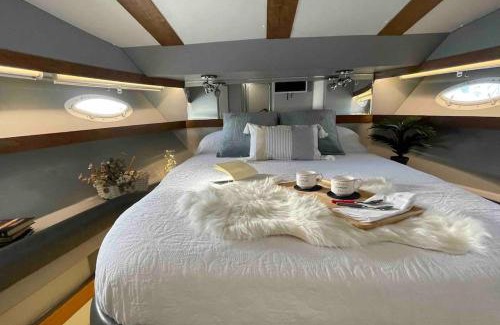 Poblats Maritims Boat Rental | Oceanfront Barco Apartamento Playa Valencia - Pet Friendly Stay