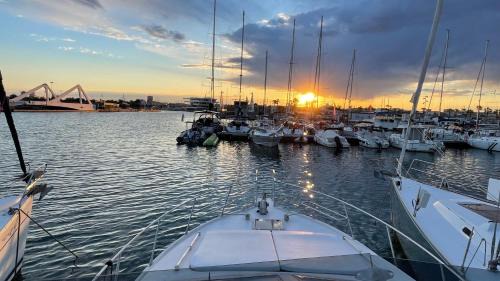 Poblats Maritims Boat Rental | Oceanfront Barco Apartamento Playa Valencia - Pet Friendly Stay