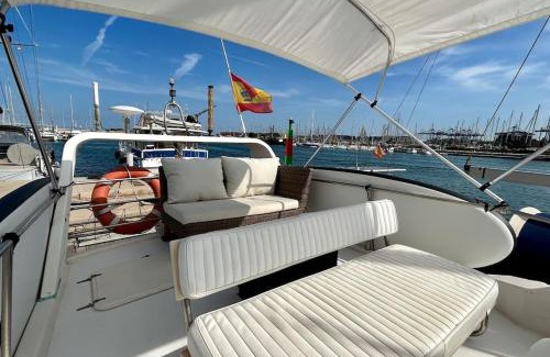 Poblats Maritims Boat Rental | Oceanfront Barco Apartamento Playa Valencia - Pet Friendly Stay