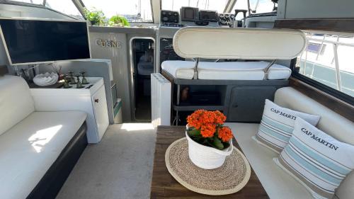 Poblats Maritims Boat Rental | Oceanfront Barco Apartamento Playa Valencia - Pet Friendly Stay