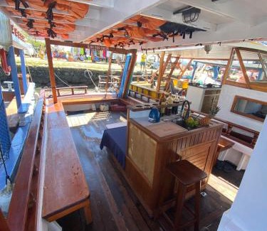 Mambucaba Boat Rental | Barco Ilha dos Cocos NÃO TEMOS PERNOITE Apenas passeios e pesca esportiva em Paraty