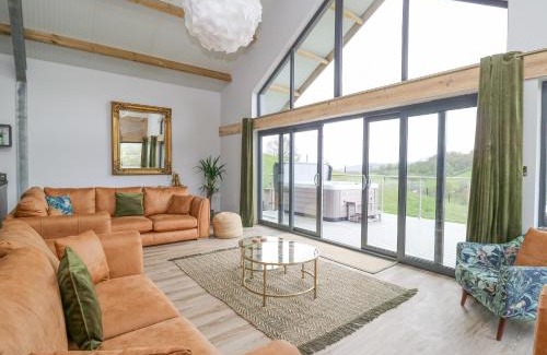 Kingswood House | Pet-Friendly Retreat at Barcud Coch - Red Kite, 4-Star Stay