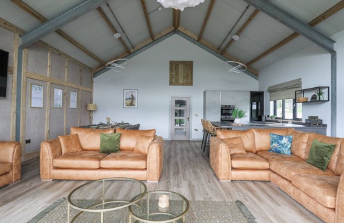 Kingswood Cottage | Relax at BARCUD COCH - RED KITE, Pet-Friendly with Hot Tub
