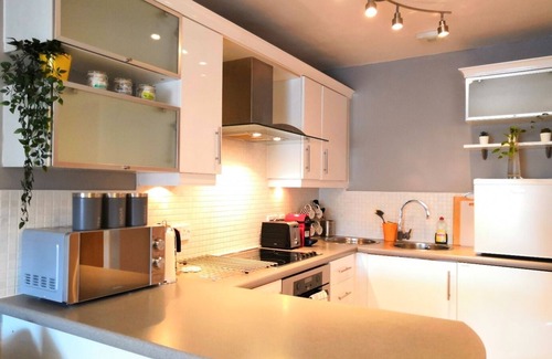 City Centre Apartment | Ideal Stay at Bard's Nest: Parking & Steps to Attractions
