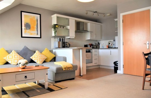 City Centre Apartment | Ideal Stay at Bard's Nest: Parking & Steps to Attractions