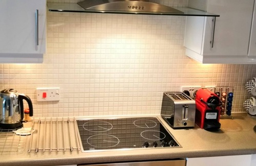 City Centre Apartment | Ideal Stay at Bard's Nest: Parking & Steps to Attractions