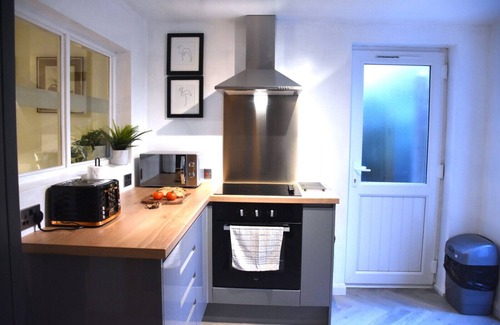 City Centre Cottage | Guest Rated: Bard's Nest Scholars Cottage in Town Centre