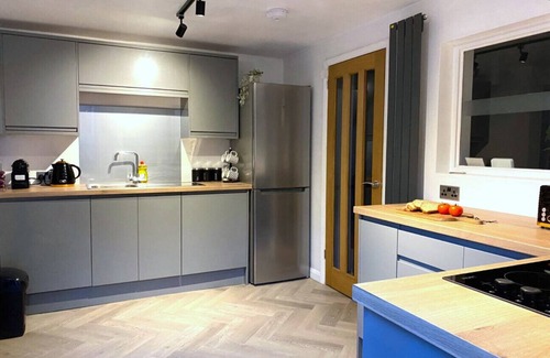 City Centre Cottage | Guest Rated: Bard's Nest Scholars Cottage in Town Centre